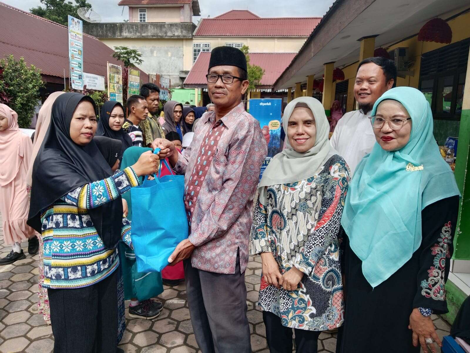 Penyerahan Bantuan Sembako dari DT Peduli